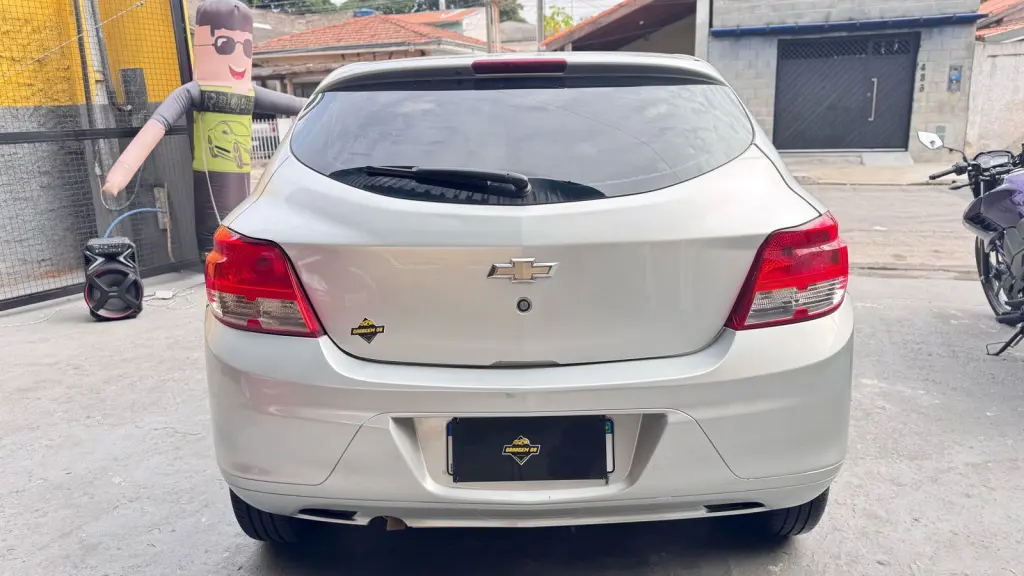 CHEVROLET Onix Hatch - Foto