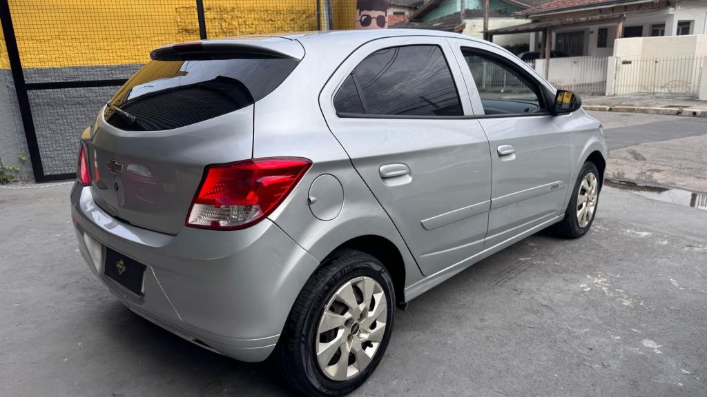 CHEVROLET Onix Hatch - Foto