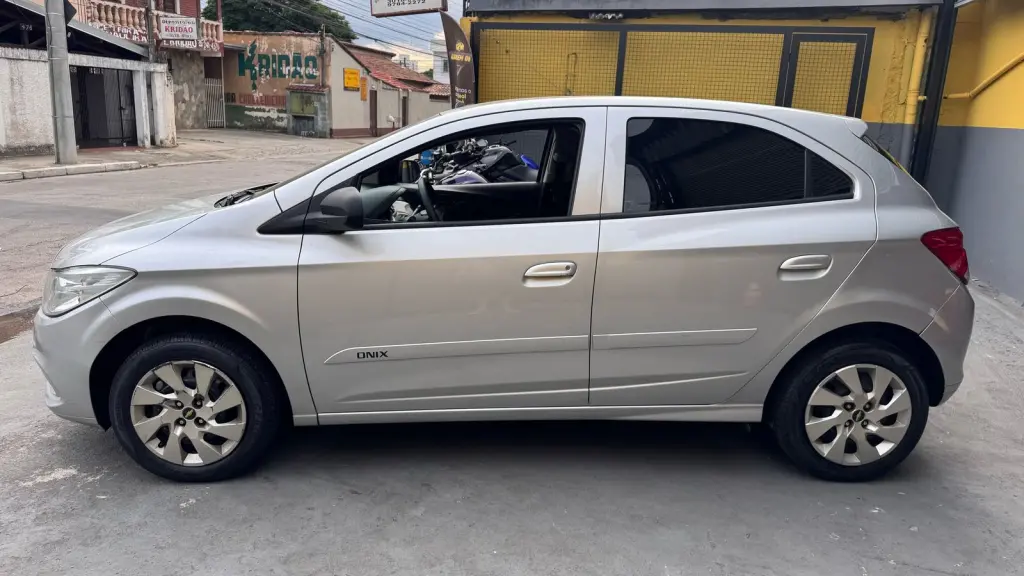 CHEVROLET Onix Hatch - Foto