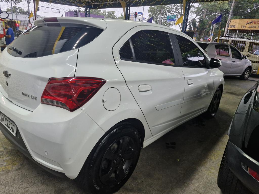 CHEVROLET Onix Hatch - Foto