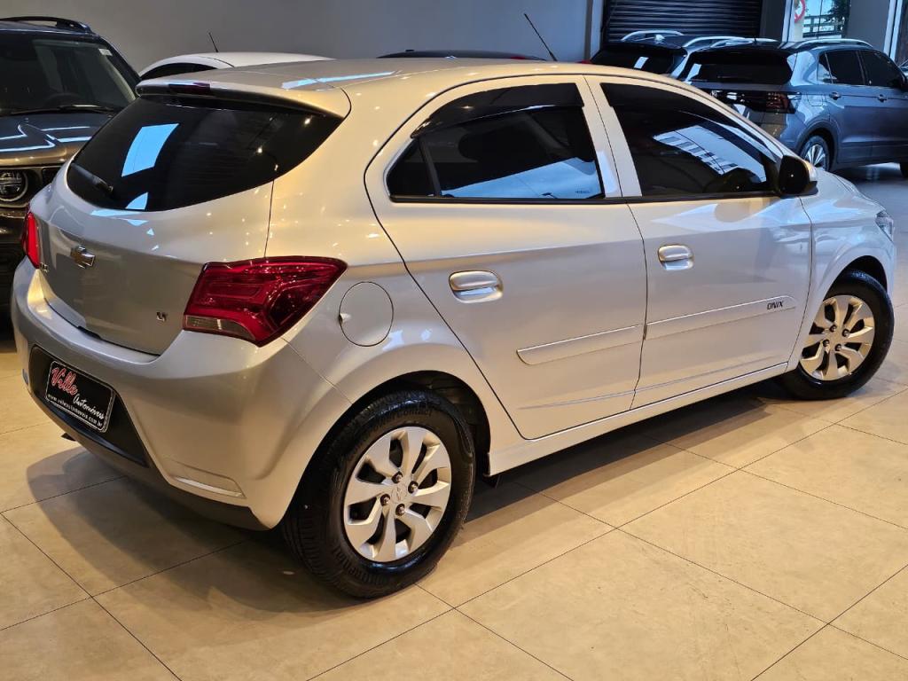 CHEVROLET Onix Hatch - Foto