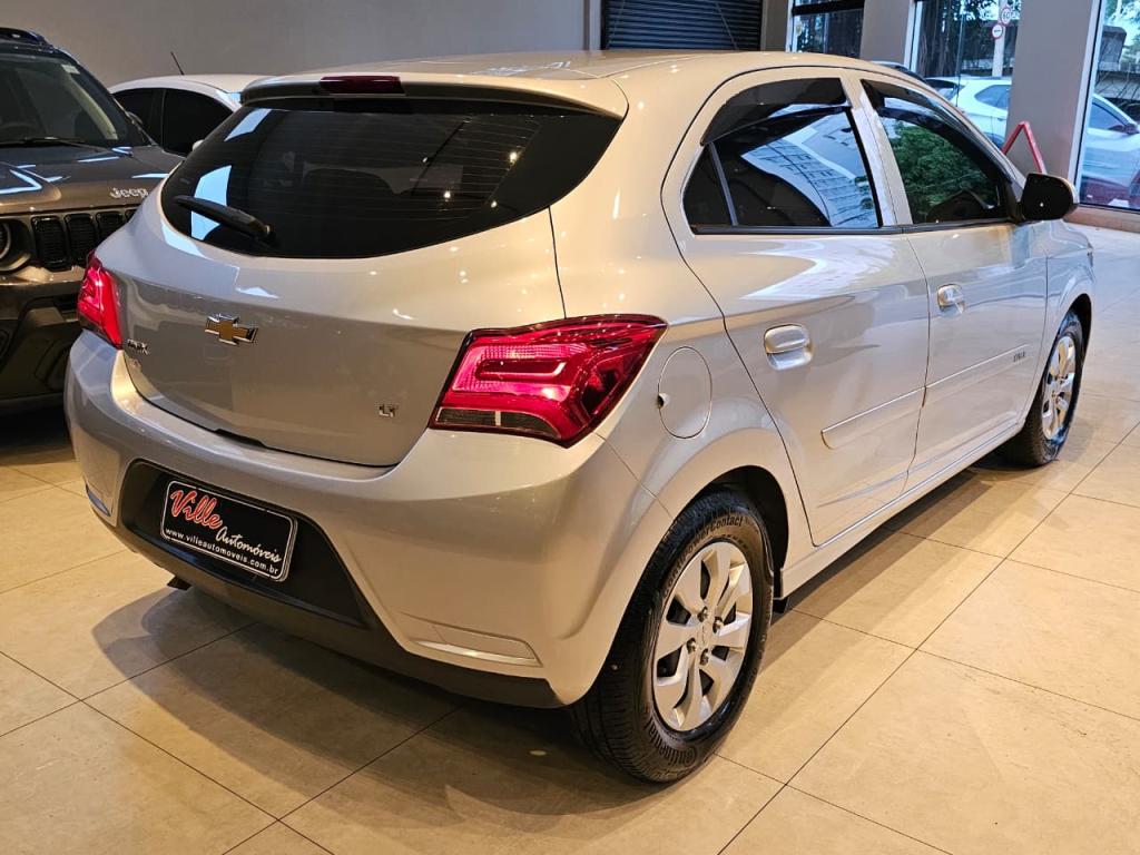 CHEVROLET Onix Hatch - Foto