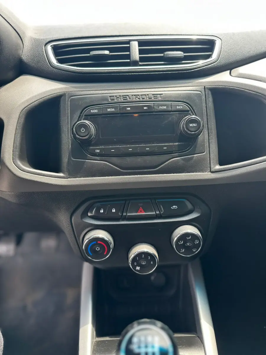 CHEVROLET Onix Hatch - Foto