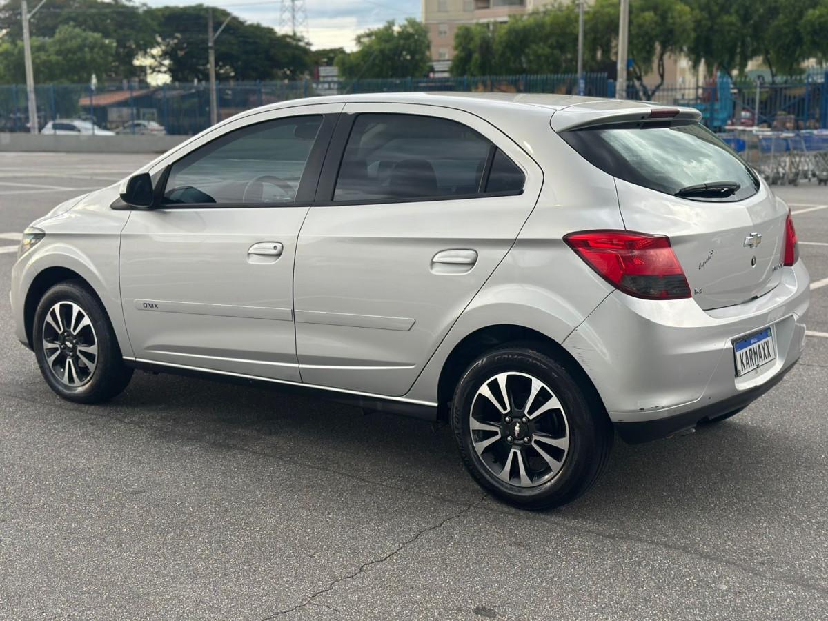 CHEVROLET Onix Hatch - Foto