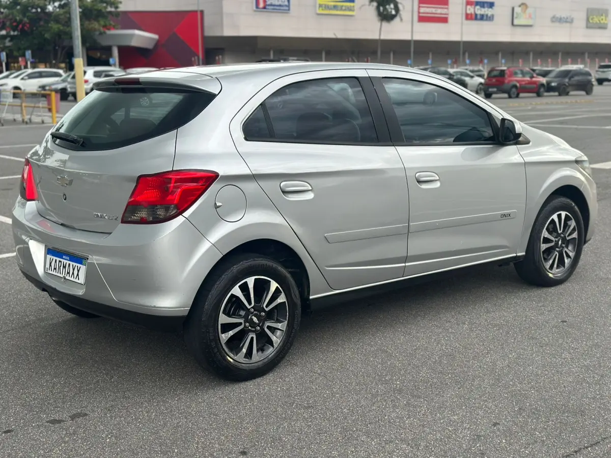 CHEVROLET Onix Hatch - Foto