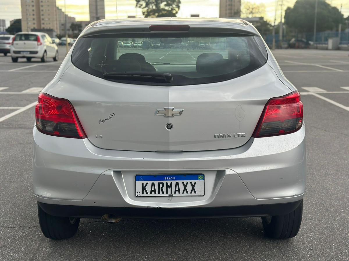 CHEVROLET Onix Hatch - Foto