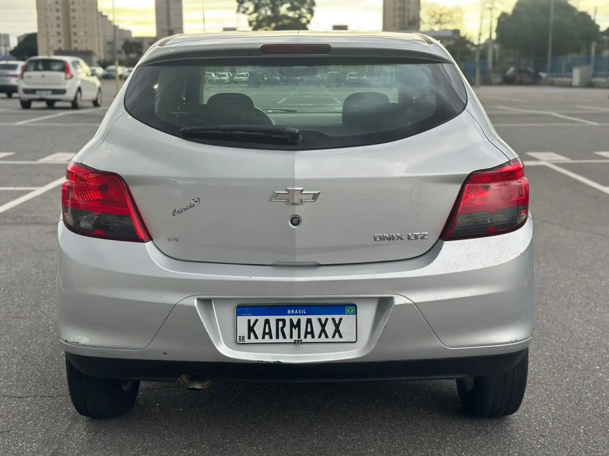 CHEVROLET Onix Hatch - Foto