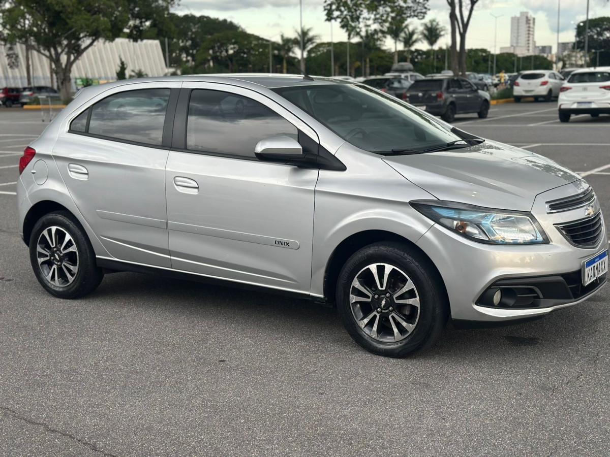 CHEVROLET Onix Hatch - Foto