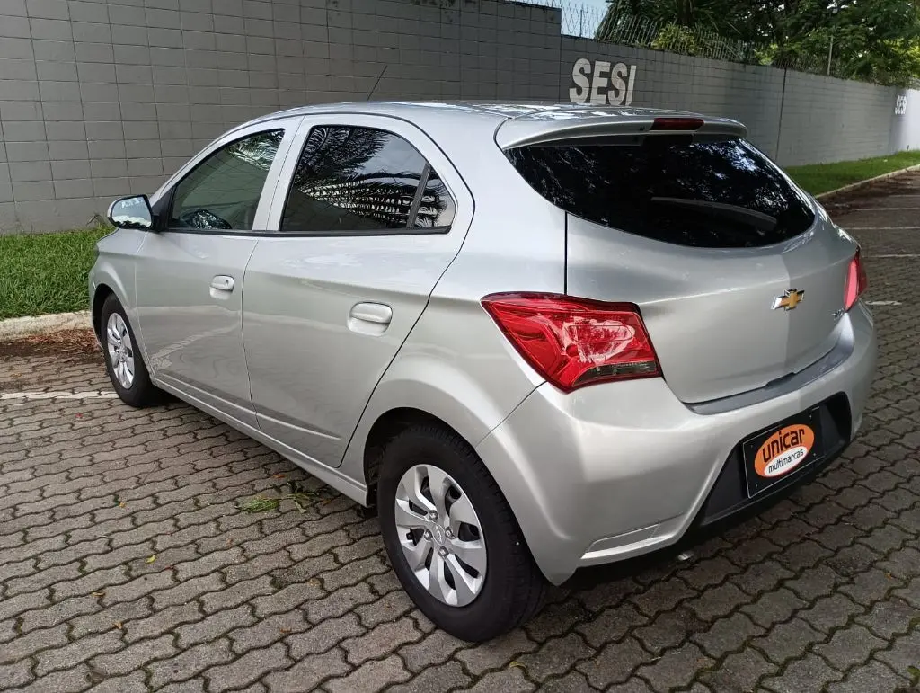 CHEVROLET Onix Hatch - Foto