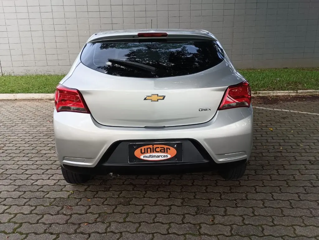 CHEVROLET Onix Hatch - Foto