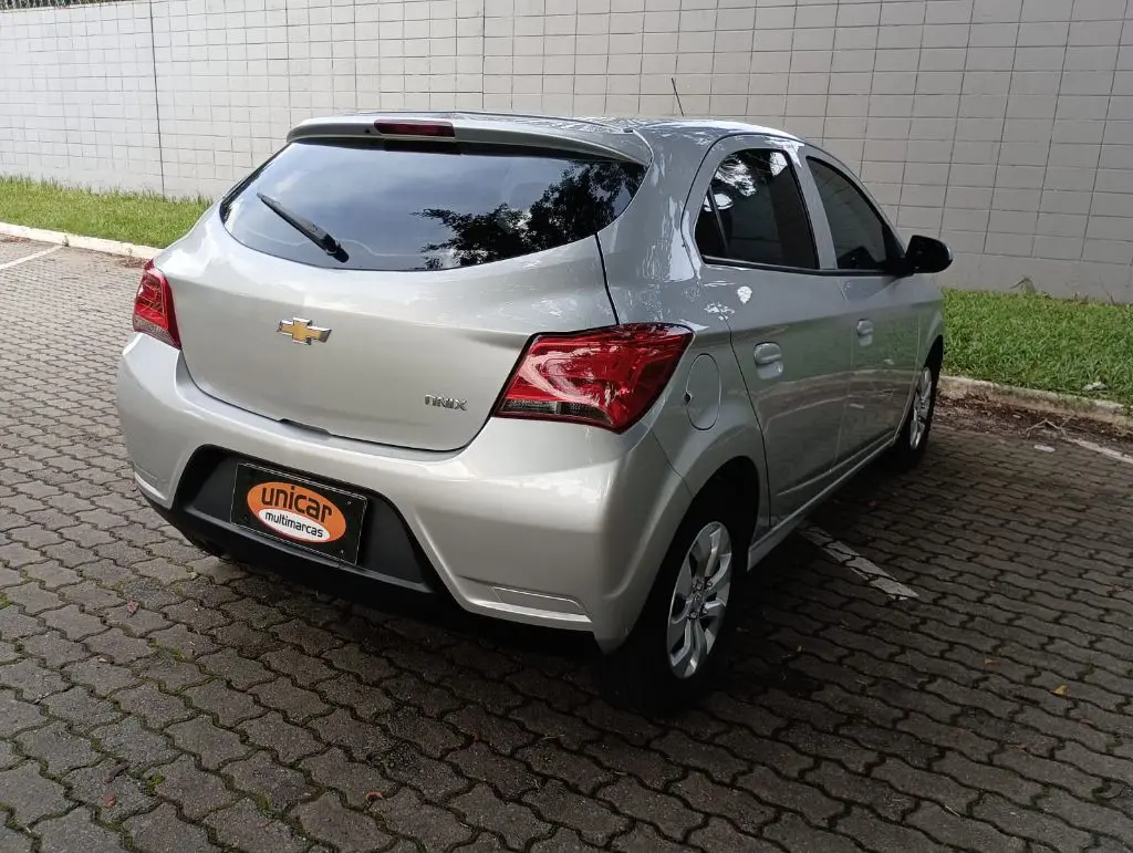 CHEVROLET Onix Hatch - Foto