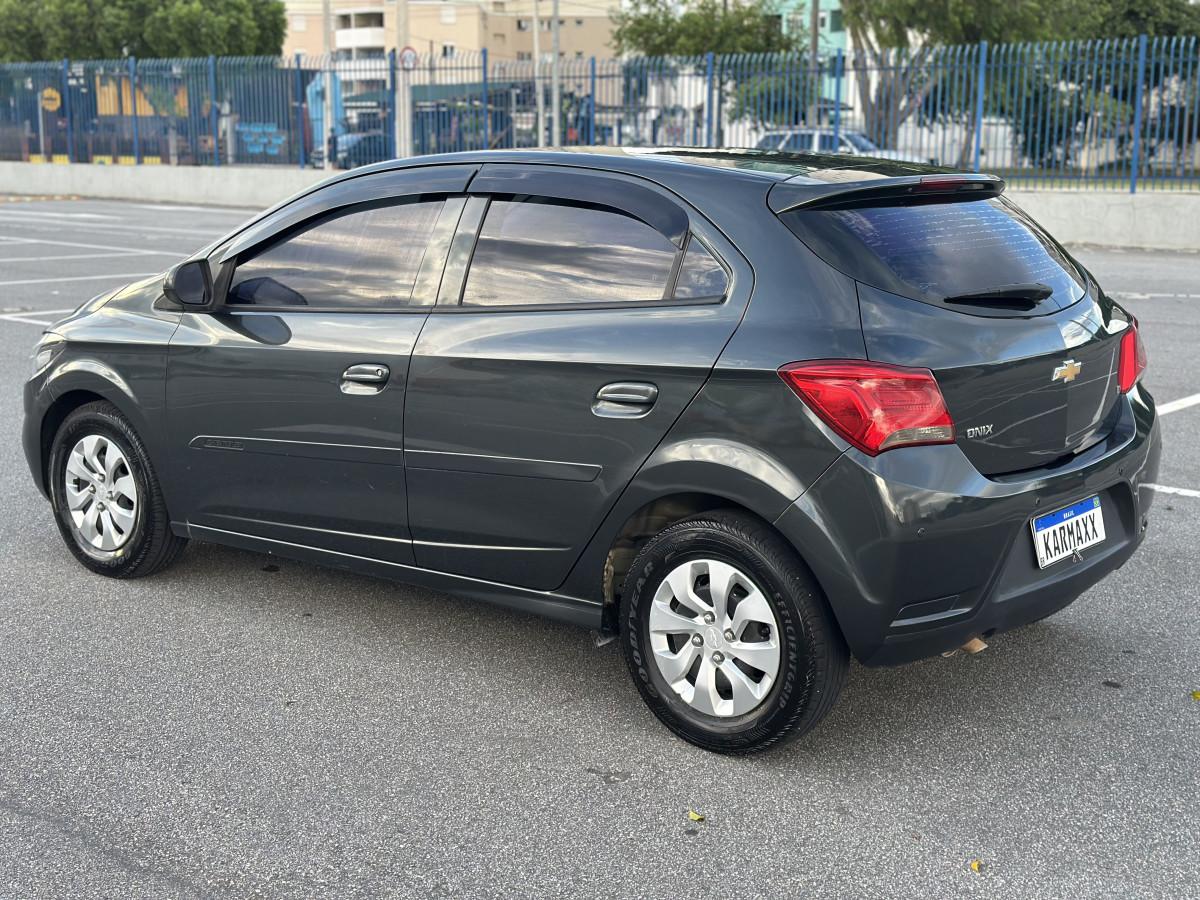 CHEVROLET Onix Hatch - Foto