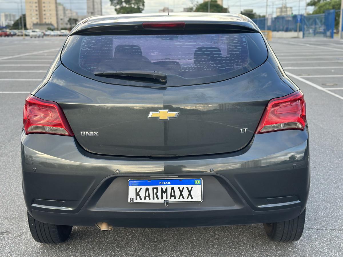 CHEVROLET Onix Hatch - Foto