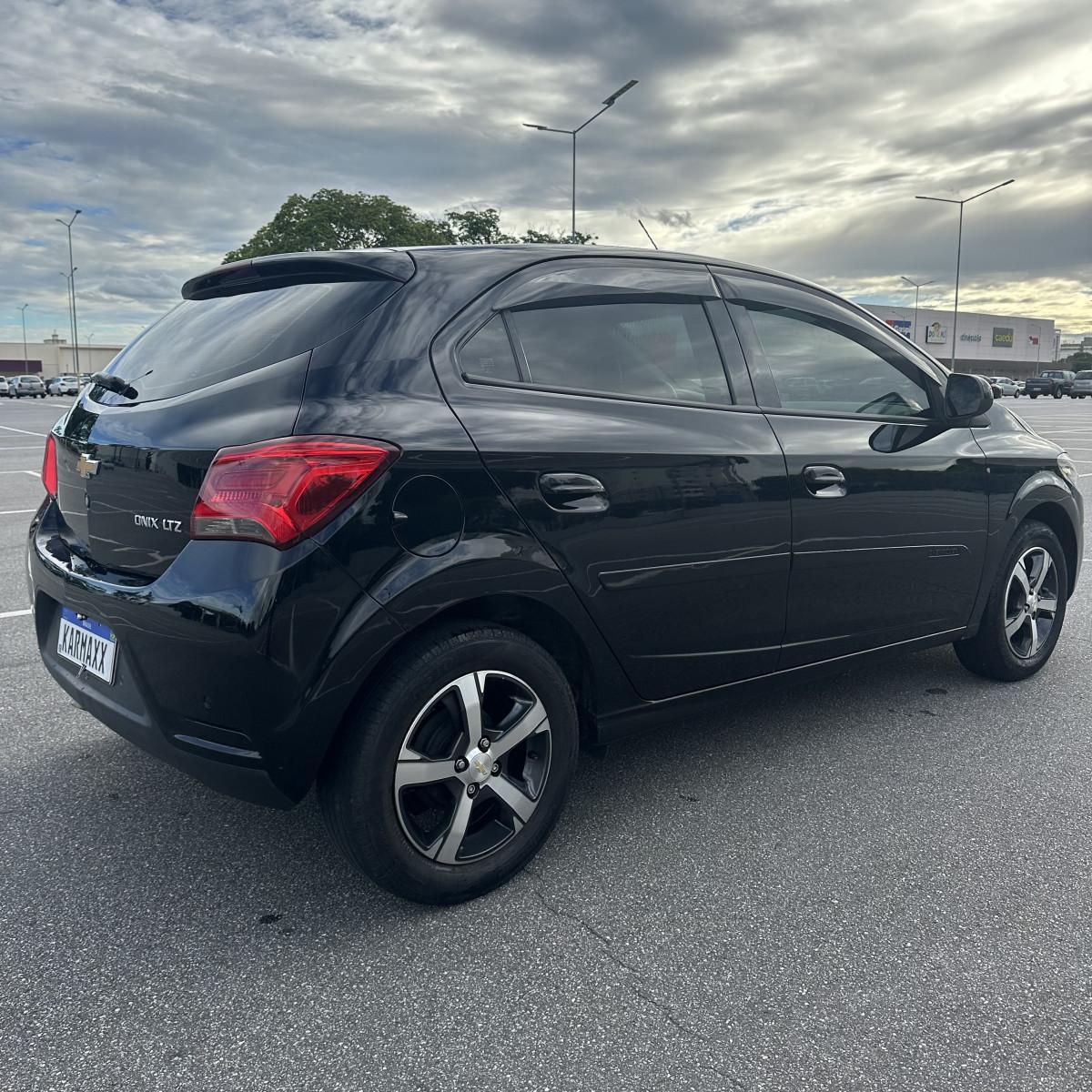 CHEVROLET Onix Hatch - Foto