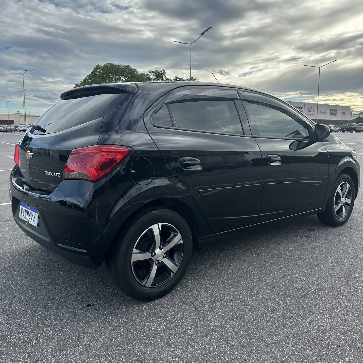 CHEVROLET Onix Hatch - Foto