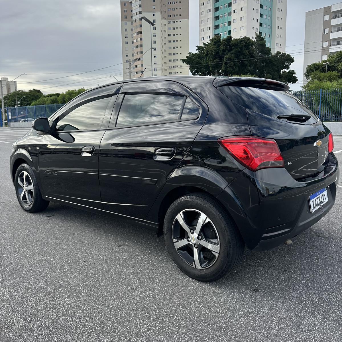 CHEVROLET Onix Hatch - Foto