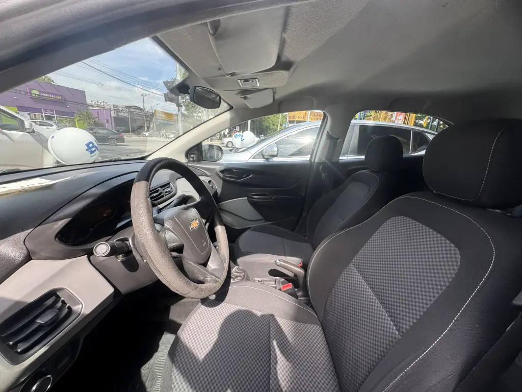 CHEVROLET Onix Hatch - Foto