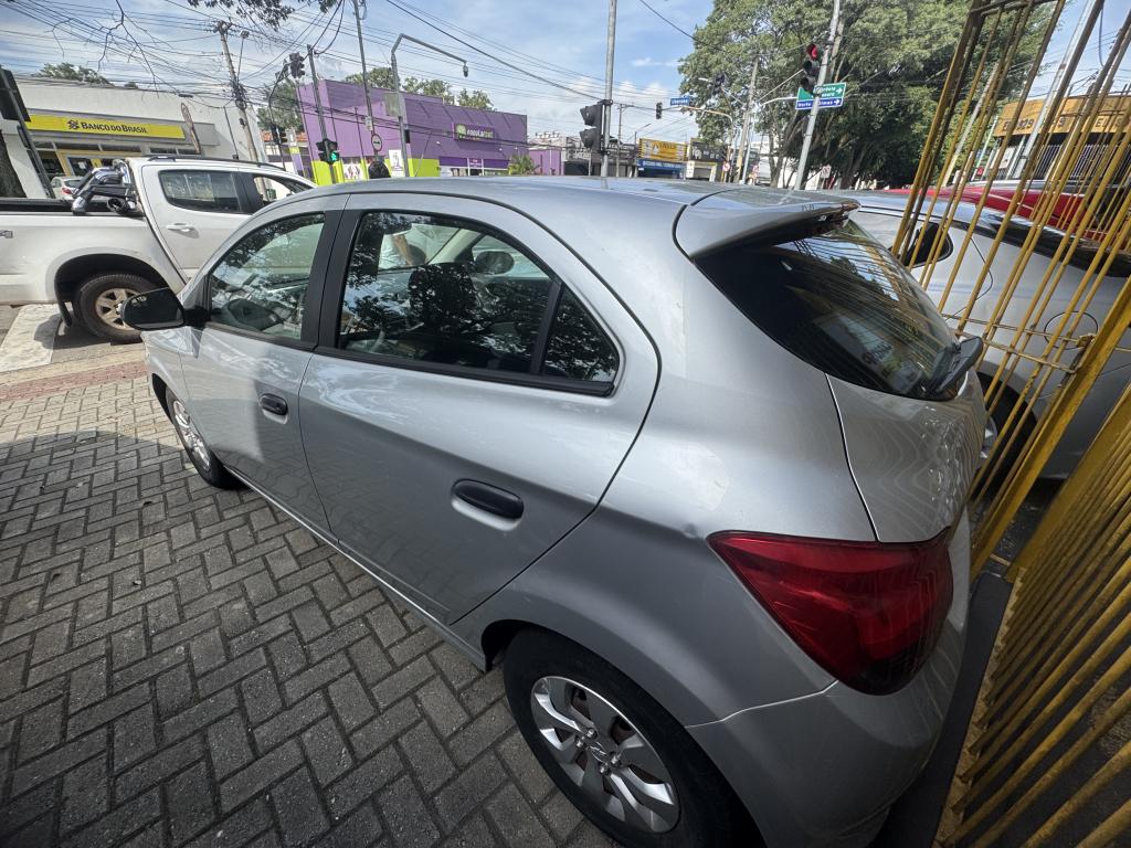 CHEVROLET Onix Hatch - Foto
