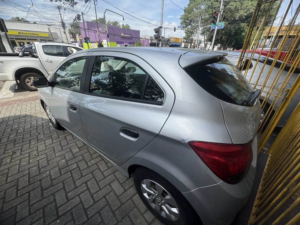 CHEVROLET Onix Hatch - Foto
