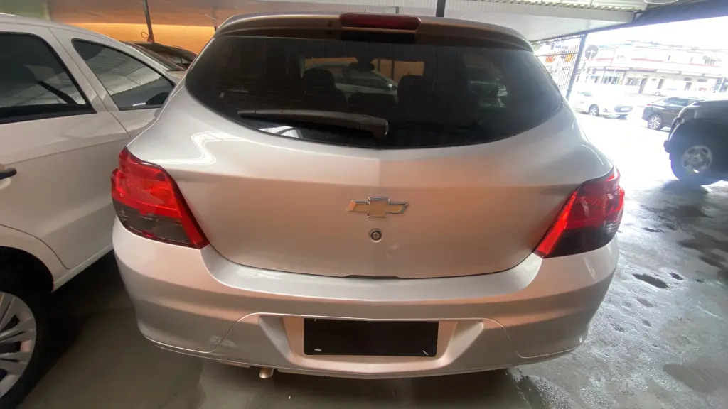 CHEVROLET Onix Hatch - Foto