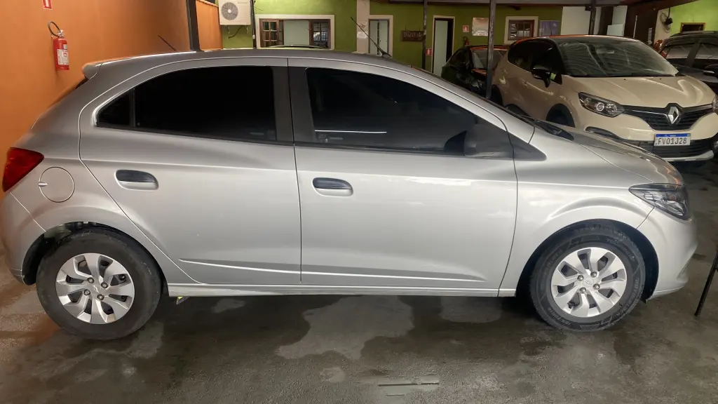 CHEVROLET Onix Hatch - Foto