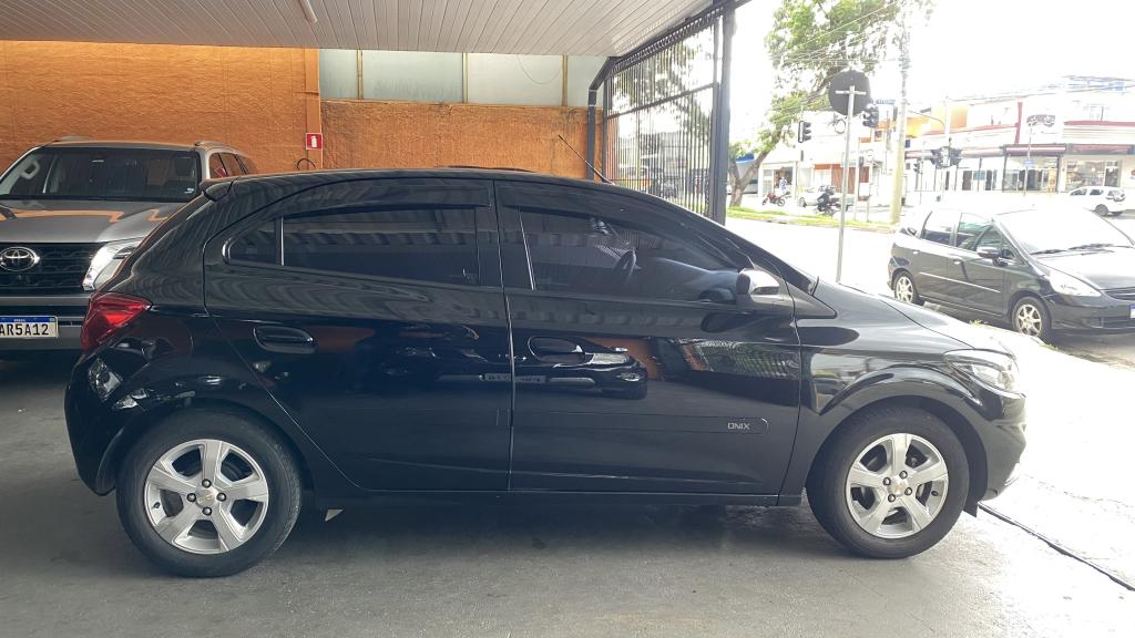 CHEVROLET Onix Hatch - Foto