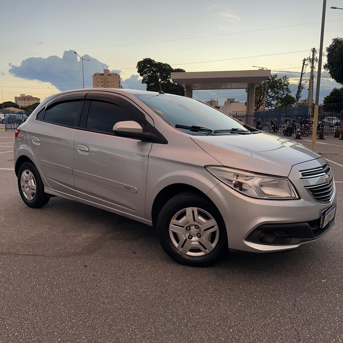 CHEVROLET Onix Hatch - Foto