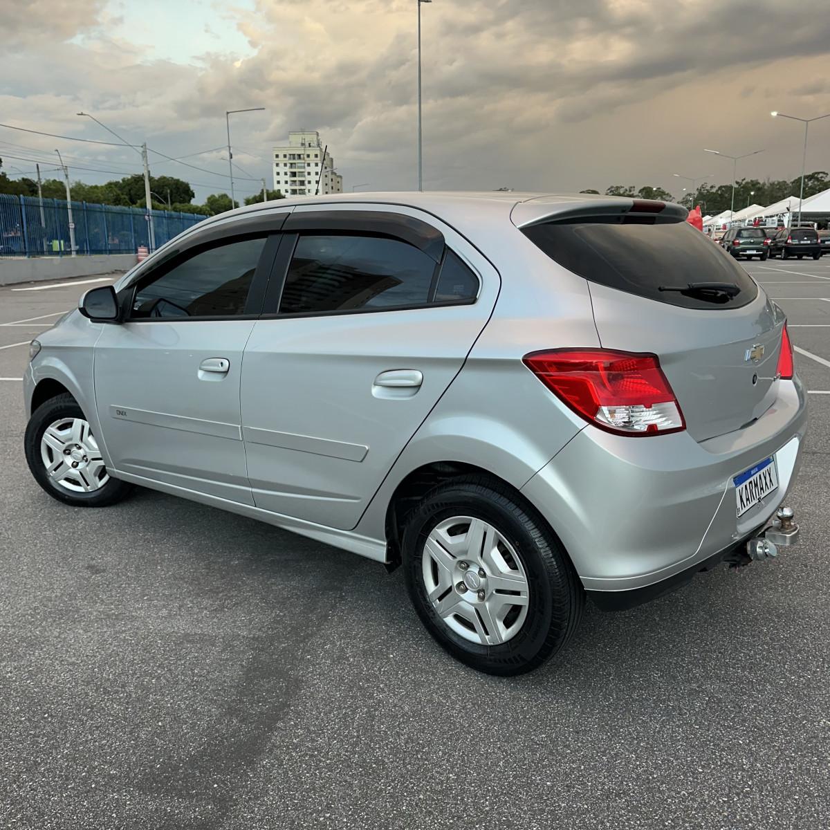 CHEVROLET Onix Hatch - Foto