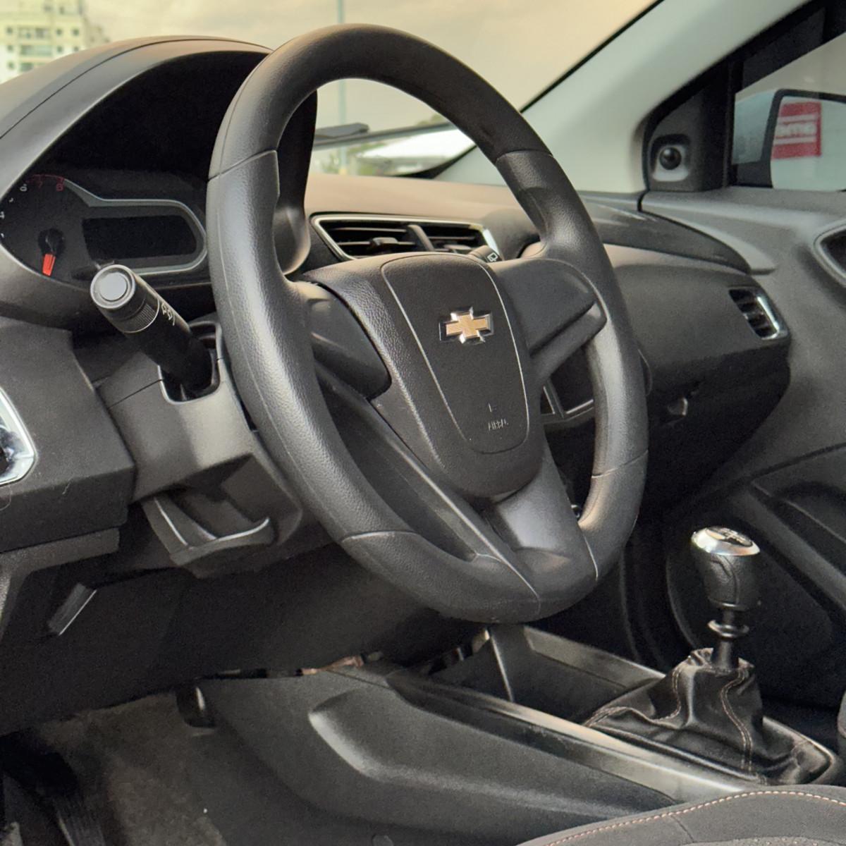 CHEVROLET Onix Hatch - Foto