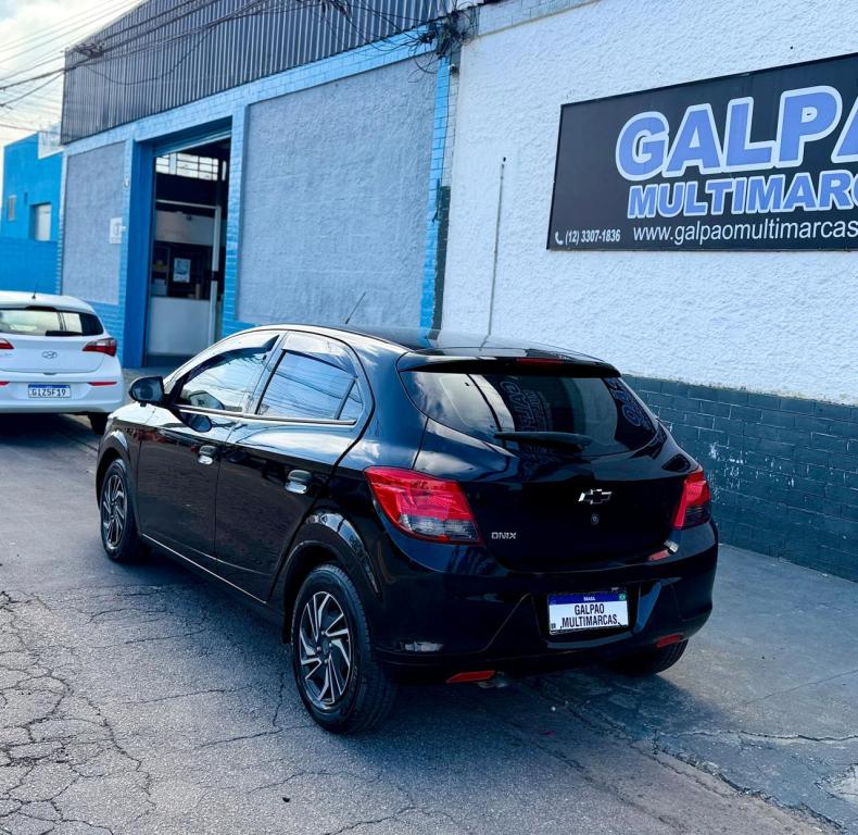 CHEVROLET Onix Hatch - Foto