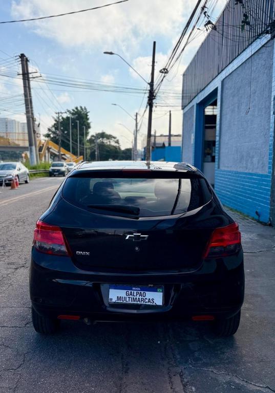 CHEVROLET Onix Hatch - Foto