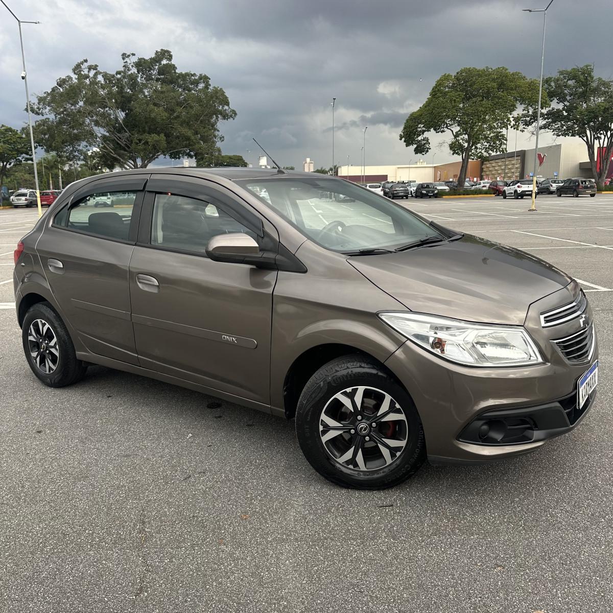 CHEVROLET Onix Hatch - Foto