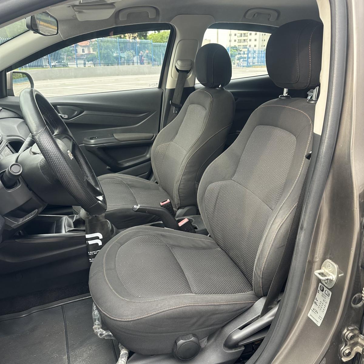 CHEVROLET Onix Hatch - Foto