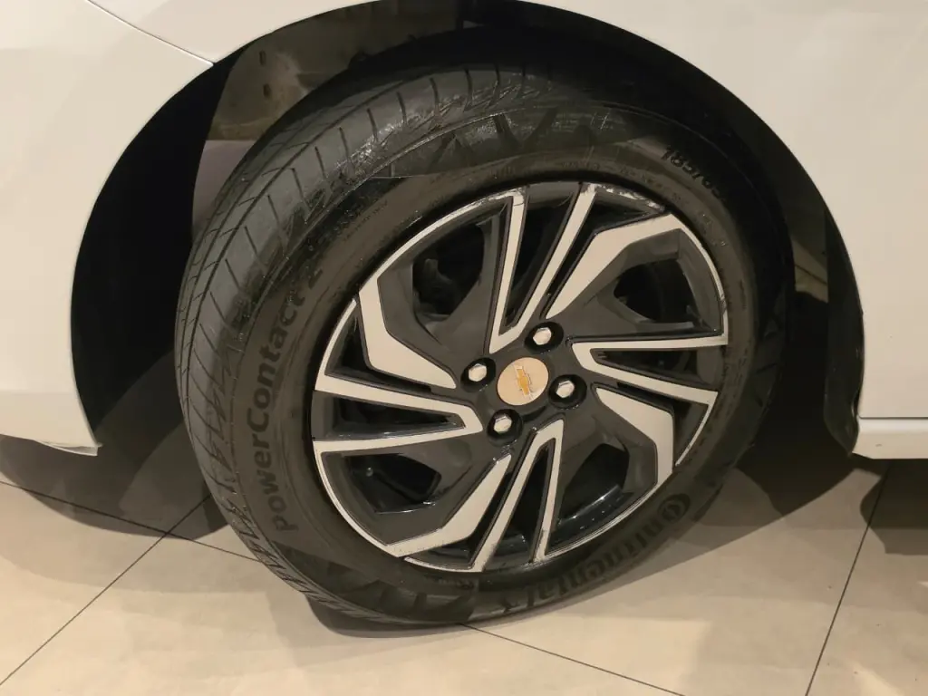CHEVROLET Onix Hatch - Foto