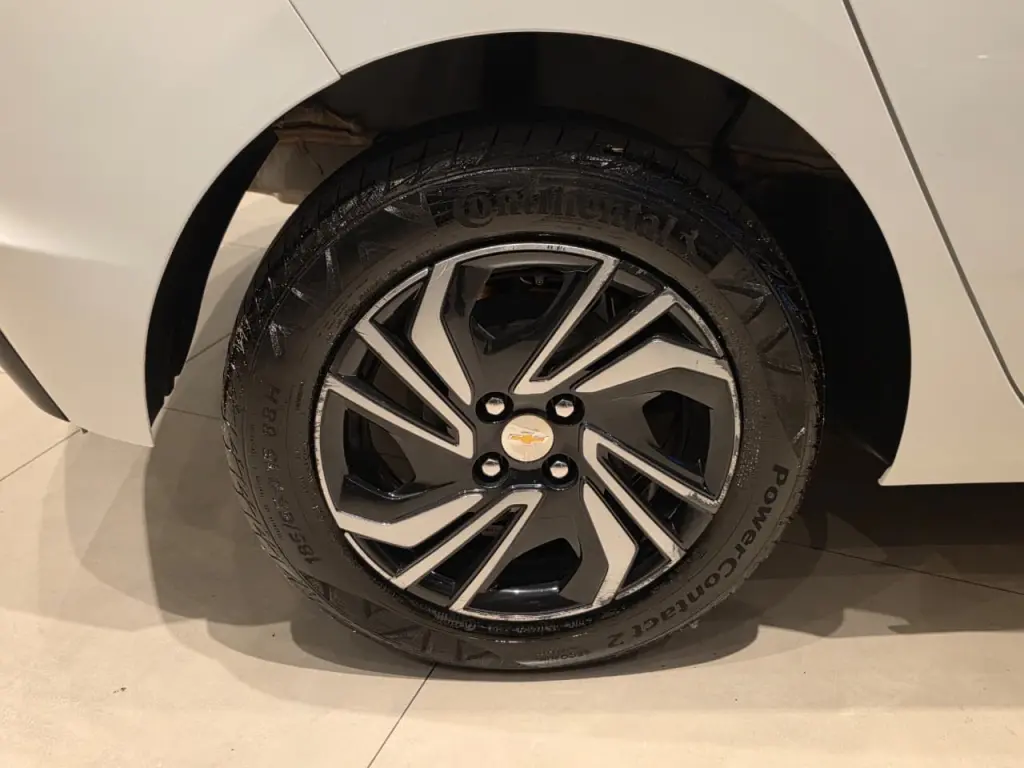 CHEVROLET Onix Hatch - Foto