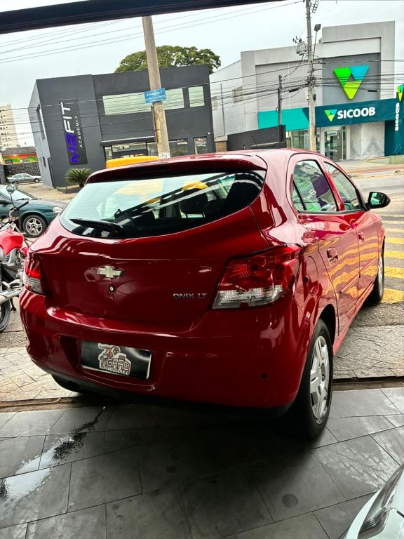 CHEVROLET Onix Hatch - Foto