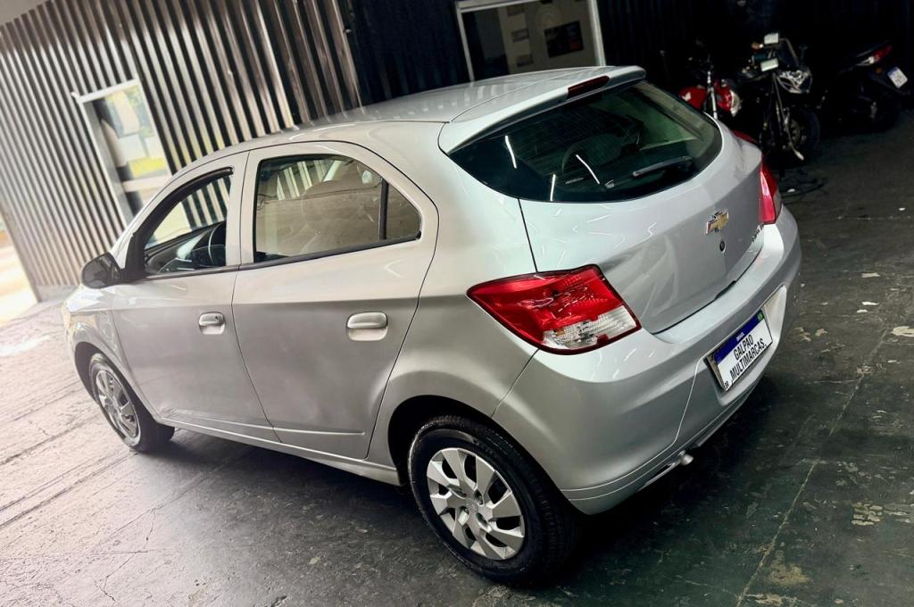 CHEVROLET Onix Hatch - Foto
