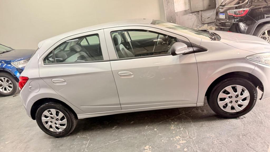 CHEVROLET Onix Hatch - Foto
