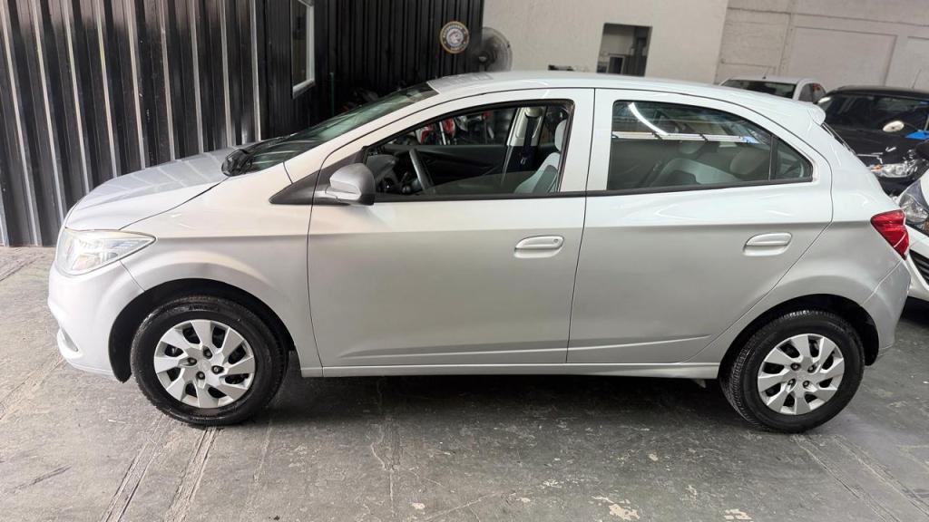 CHEVROLET Onix Hatch - Foto
