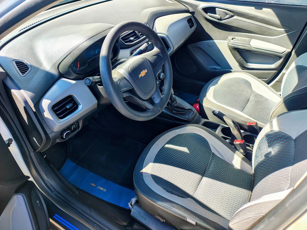 CHEVROLET Onix Hatch - Foto