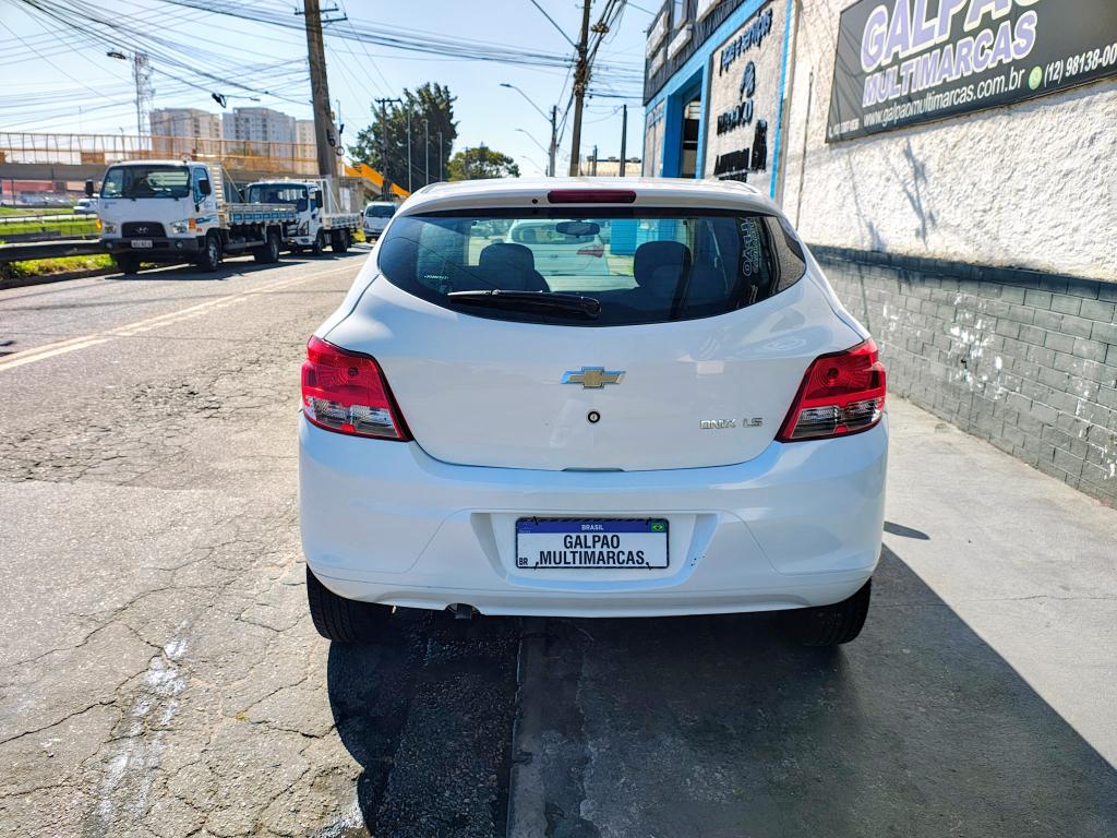CHEVROLET Onix Hatch - Foto