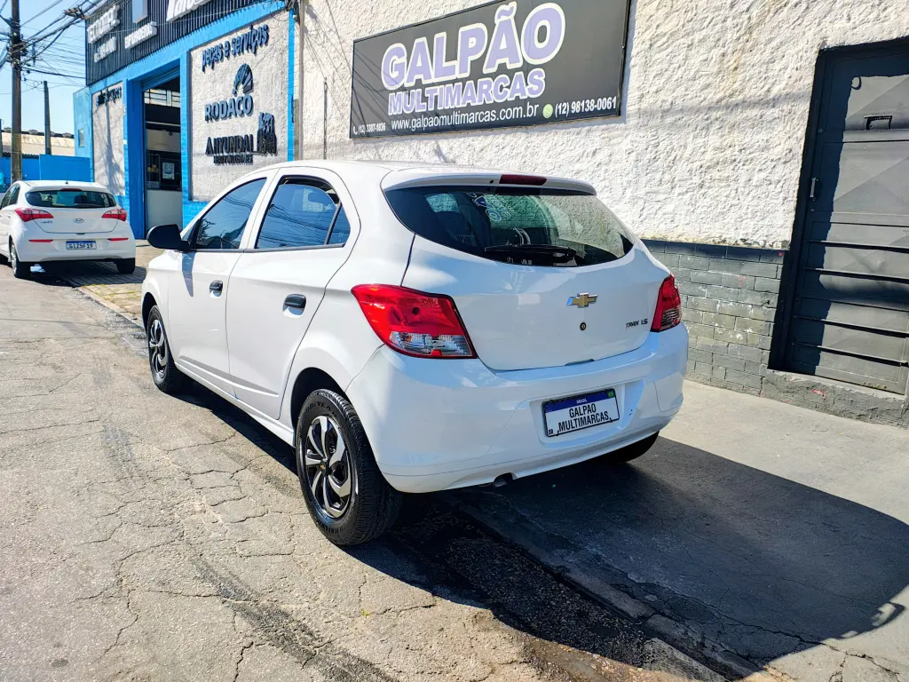 CHEVROLET Onix Hatch - Foto