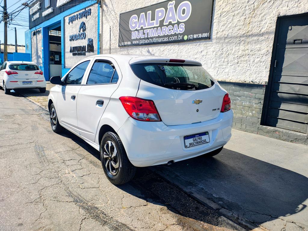 CHEVROLET Onix Hatch - Foto