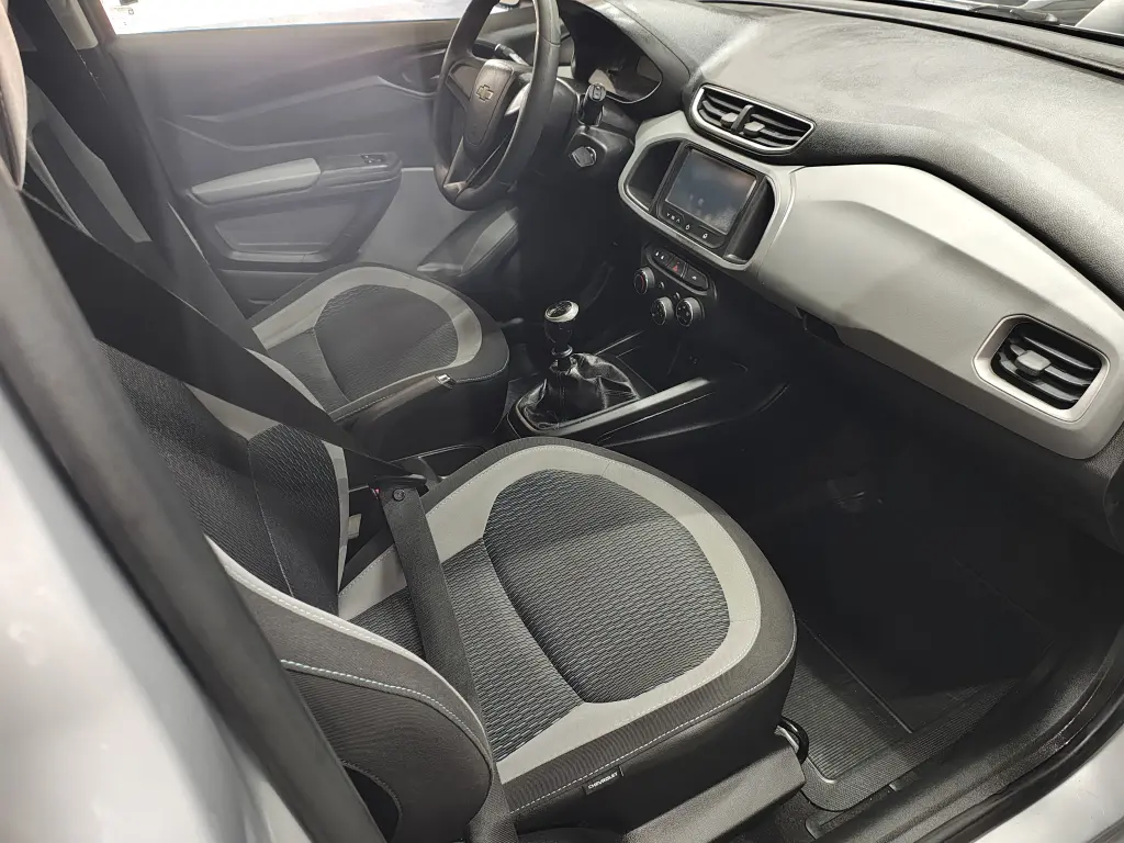 CHEVROLET Onix Hatch - Foto
