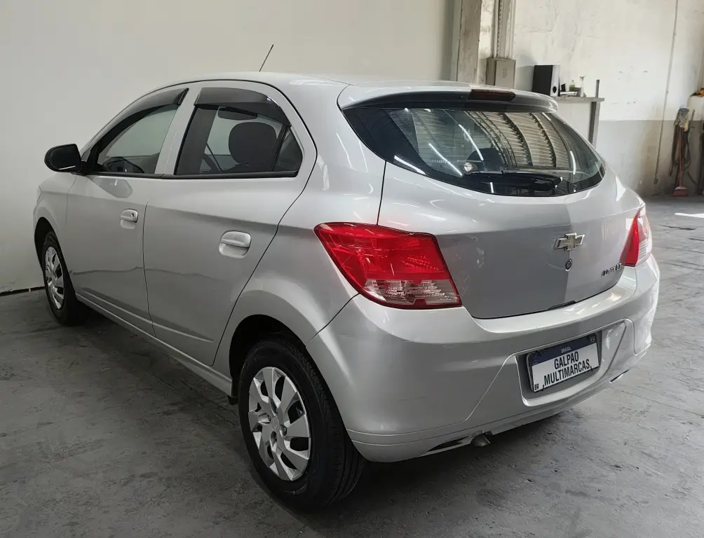CHEVROLET Onix Hatch - Foto