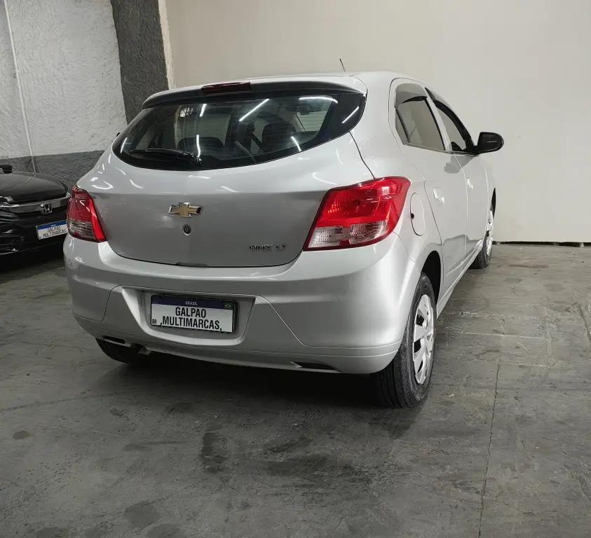 CHEVROLET Onix Hatch - Foto