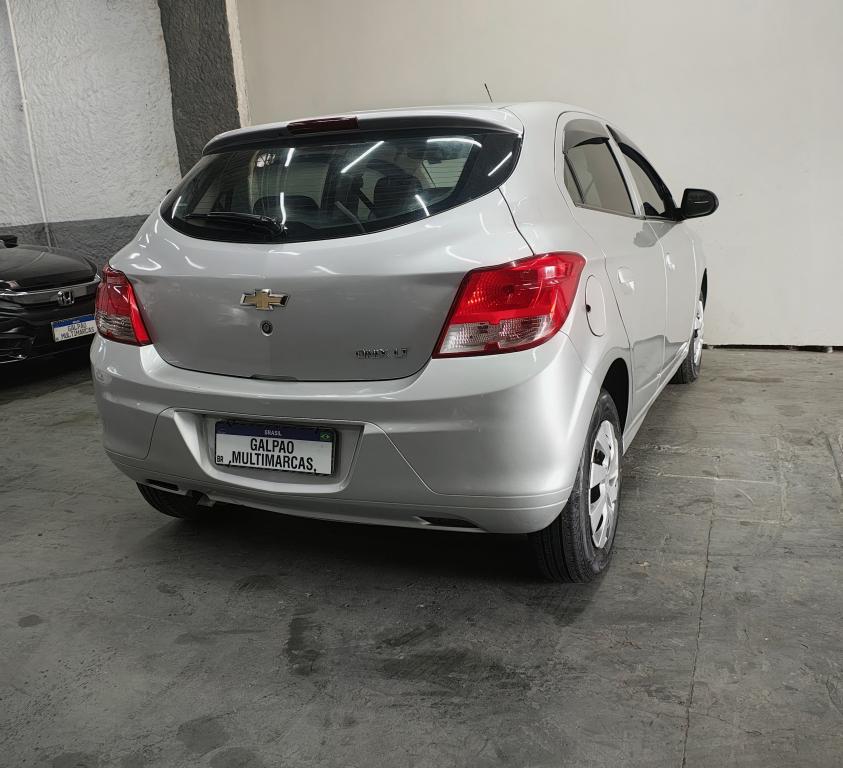 CHEVROLET Onix Hatch - Foto