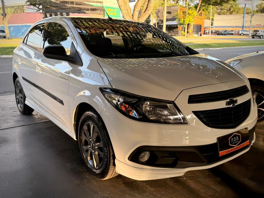 CHEVROLET Onix Hatch - Foto