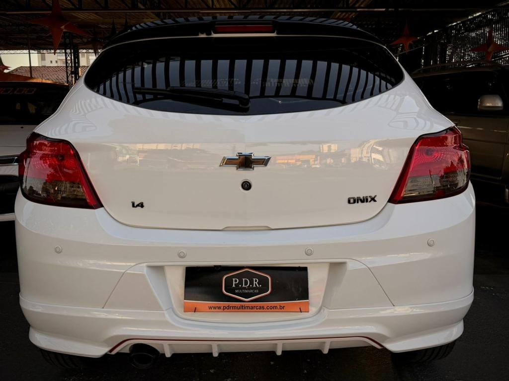 CHEVROLET Onix Hatch - Foto