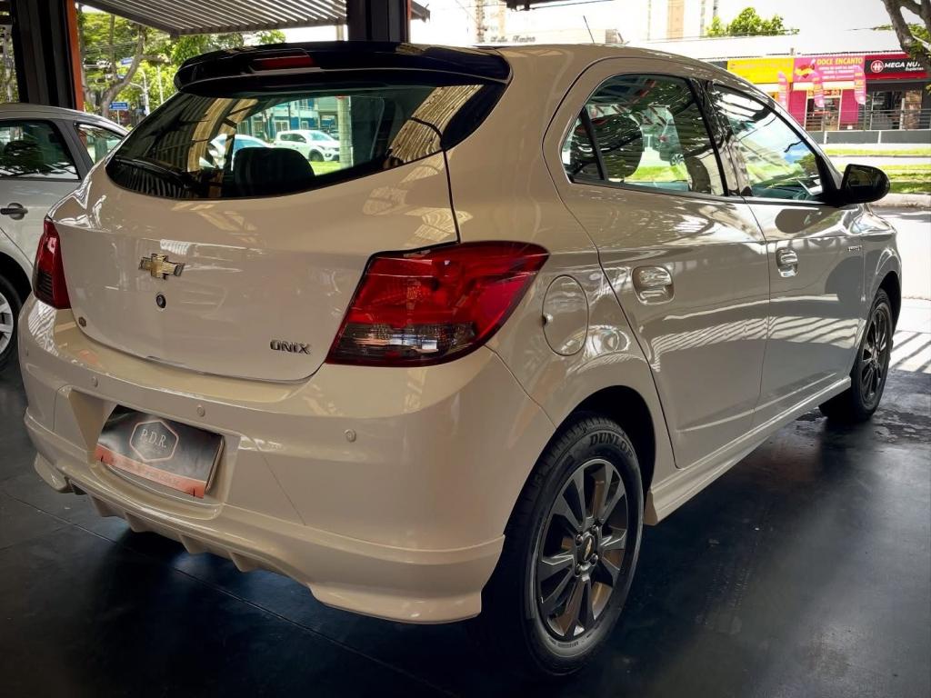 CHEVROLET Onix Hatch - Foto
